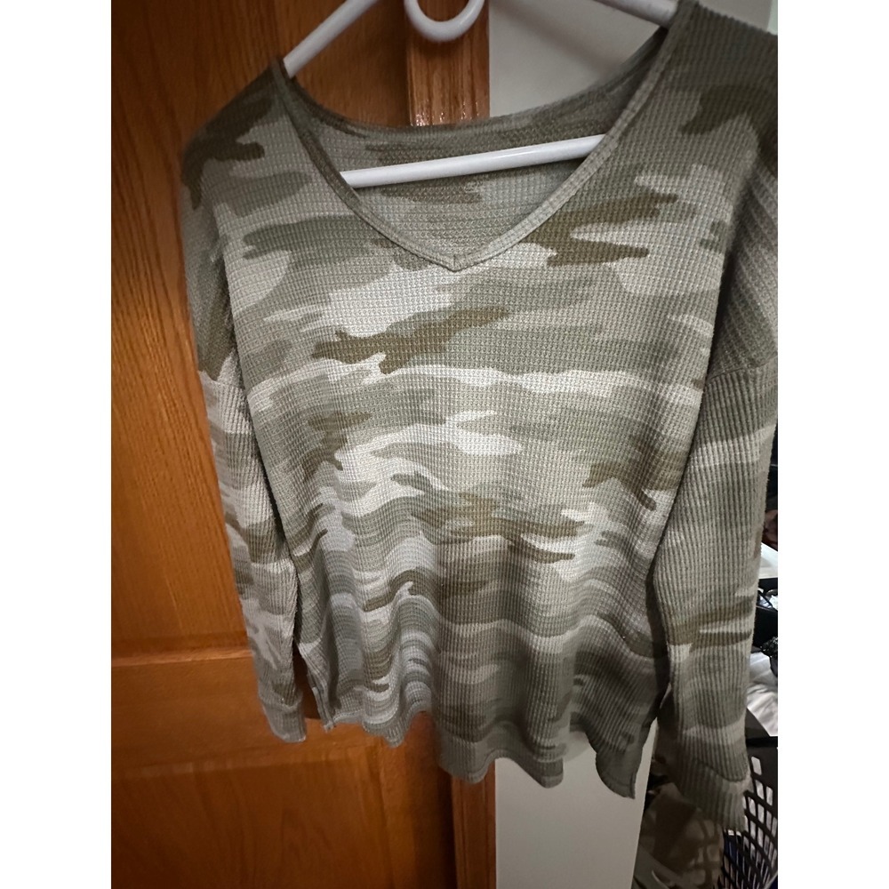 American Eagle Camo Waffle Knit Thermal V-Neck Top Green Camouflage Medium